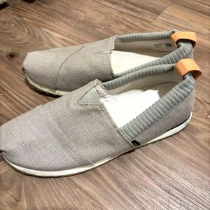 Tom’s Men’s Alpargata Loafer Flat in gray size 9.5